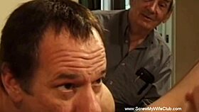 묶인 흑인 틴 18+가 엉덩이 액션과 머리 잡아당김으로 구부러져