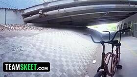 Teamskeet classics - curvy babe stuitert met grote tieten op enorme lul