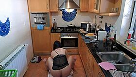 वाइफ कुकिंग क्लास में शेफ को चोदती है और कई बार जोर से चूतती है।