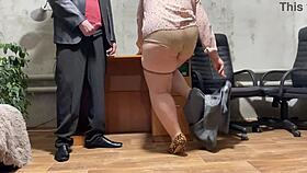 Svärmor böjd över, svärson sperm på sexiga lår