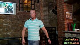 Ado 18+ en CFNM se fait pegger avec strapon en femdom, branle bite dure en trio sauvage