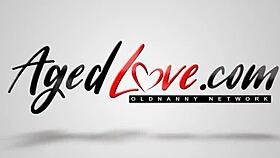 Красива 19-годишна брюнетка с малки цици съблазнява рогатия нов съсед в аматьорска среща