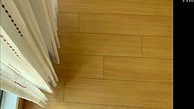 Manželka kňaza si masturbuje oholená pičku