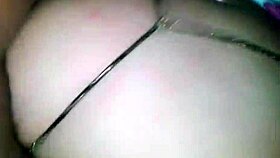 Deslizo la tanga de mi madrastra hacia un lado para follar su gran culo gordo.