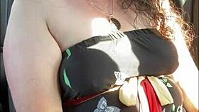 מנסה סמוזי בציבור עם צעצוע מרחוק שרוטט בקניון