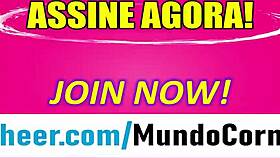 Nézd a pajkos szőkét hajoljon előre kemény análra szopásra