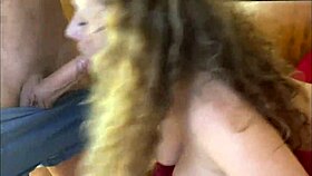 Güzel kız arkadaş amatör üçlüde iki herifle sikişiyor