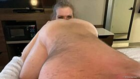 Jenna Jaymes, minun paksu blondi vaimoni, oksentaa isolle kyrpälle kauluksessa ja ketjussa