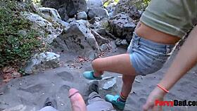 Горещото ходене се превръща в див орален секс с млада блондинка на открито