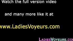 CFNM femdom laska patrzy na faceta w pończochach upokorzenie