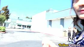 Estrella asiática diminuta 18+ Jasmine Grey monta una polla masiva en patrulla