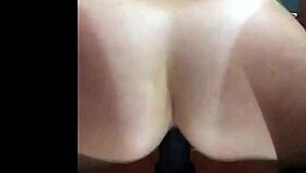 Minha amiga fudendo o cuzinho com seu consolo vd01