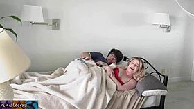 Η θετή μαμά και ο θετός γιος μοιράζονται στενό κρεβάτι ξενοδοχείου για διασκέδαση