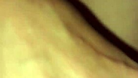 凌乱的互相自慰展开，野性黑发妹子，玩具添乱。