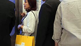 Домохозяйка унижена на публичном японском поезде