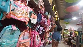 Linda curieuse surprise en faisant du shopping seule au supermarché public