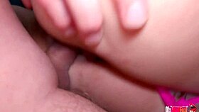 Macecha sa zobudí na tvrdý kurac nevlastného syna v zadku s creampie