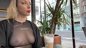 J'expose mes seins dans un café aux murs vitrés pour que tout le monde voie