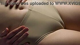 녀석이 뚱뚱한 낙타발가락 클로즈업으로 과시해