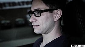 Oye Aubrey Sinclair, ¿puedes manejar esa polla enorme por tu licencia de conducir al aire libre?