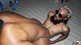 Буйный секс на полу с Лиззи и Трипси оставляет меня дрожащим