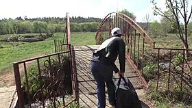 Natasha poseert naakt op vlot, haar harige tiener 18+ lichaam plaagt in privé