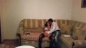 แม่บ้านมิลฟ์ Alina Tumanova ชอบการเลียเบาๆ ในฉากบ้านๆ ชุ่มชื้น