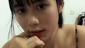 Em ngọc nguy�n shows off her big tits.