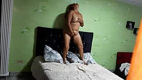 veo a mi madrastra masturbarse bien rico, tocando su latina pussy y boobs en hardcore amateurs.