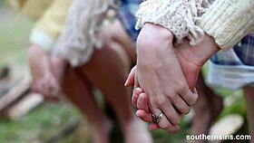 야외 요가 레슨에서 레즈비언 오스트레일리아 여자들 야생으로 변해, 털북숭이! 와, 그 뚱뚱한 젖가슴이 벌거벗은 야외 지도 중에 세게 튀네!