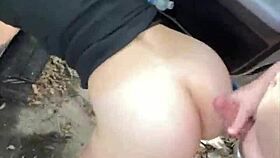 Mladá veľká zadok kurva cucá na ceste, šuká vonku?