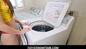 Татко хваща Каталина Оса, наказва тийн 18+ здраво