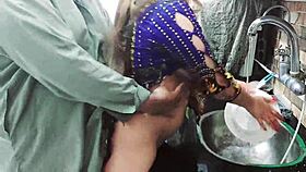 인도 마을 메이드 주방에서 몰래 주인한테 박혀