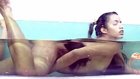 Solo Lupe neckt ihre enge rasierte Muschi in Badewannen-Blust