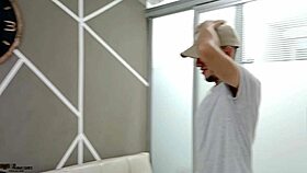 Vacker latina älskar att suga sina kåta styvbröders stora kuk