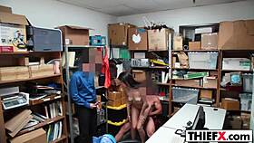 Ngambil Kontolnya Bikin Pencuri Cantik Bebas