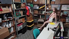 Kleine 18+ Teen verdächtigt und gefickt von schmierigem Wachmann im Büro