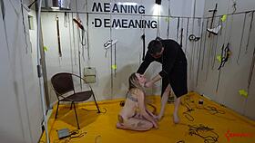 Blond tjej känner grov analrunkning i BDSM