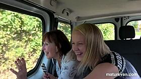 modne damer finner en nerdete fyr for litt casual moro på pickup sted