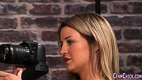 Hádej co? Tato oblečená britská mistress dává epický handjob v 4some akci