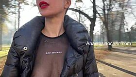 Gadis cantik flash tetek besar jalan di taman publik