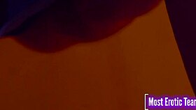 Hladím se a pak mě šuká v doggy v táborový chatce s roztrhaným hadrem