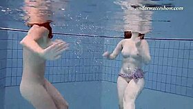 Hei, sjekk disse sexy nudistjentene Lenka og Ala under vann på stranden! De er helt fantastiske i bikini!