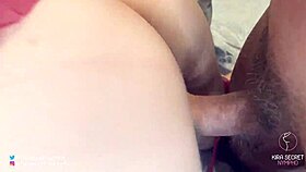 แฟนสาวเลื่อนติ๊กต็อกขณะฉันทุบหีแน่นของเธอ