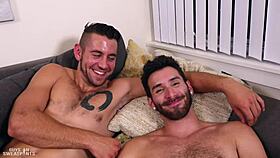 Видели, как Mitch дает сырой, грубый привет жаждущим парням? Его бэребэк шокирует!