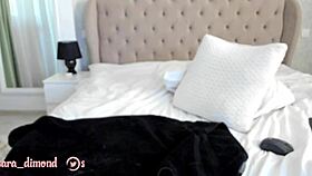 Eurooppalainen blondi 18+ tyttö sormittaa märkää pilluaan! 😍