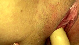 Латино новачка учи момиче-момиче действие с играчки и лиже