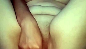 rica puto gime mientras suelta el chorro