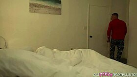 OMG, soția m-a prins futând vitrega de Crăciun... ce acum?!