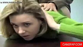 Adolescentă amatoare fut tare în clip de înșelăciune la birou raw